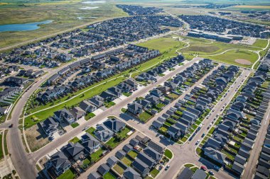 Saskatchewanlar 'ın eşsiz şehir planlarını ve doğal güzelliklerini gözler önüne sererek Saskatoon' daki Evergreen mahallesine göz alıcı kuş bakışı bakış açısı kazandırıyor..