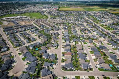 Willowgrove 'un yükseltilmiş panoraması, modern estetik gösterileri... yemyeşil, zengin Saskatoonlar' ın banliyö güzelliği ile iç içe geçmiş.