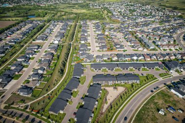 Saskatchewanlar 'ın eşsiz şehir planlarını ve doğal güzelliklerini gözler önüne sererek Saskatoon' daki Evergreen mahallesine göz alıcı kuş bakışı bakış açısı kazandırıyor..