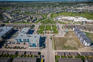 Willowgrove 'un yükseltilmiş panoraması, modern estetik gösterileri... yemyeşil, zengin Saskatoonlar' ın banliyö güzelliği ile iç içe geçmiş.