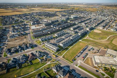 Saskatchewanlar 'ın eşsiz şehir planlarını ve doğal güzelliklerini gözler önüne sererek Saskatoon' daki Evergreen mahallesine göz alıcı kuş bakışı bakış açısı kazandırıyor..