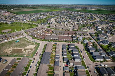 Willowgrove 'un yükseltilmiş panoraması, modern estetik gösterileri... yemyeşil, zengin Saskatoonlar' ın banliyö güzelliği ile iç içe geçmiş.