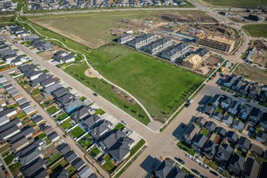 Saskatchewanlar 'ın eşsiz şehir planlarını ve doğal güzelliklerini gözler önüne sererek Saskatoon' daki Evergreen mahallesine göz alıcı kuş bakışı bakış açısı kazandırıyor..