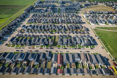 Saskatchewanlar 'ın eşsiz şehir planlarını ve doğal güzelliklerini gözler önüne sererek Saskatoon' daki Evergreen mahallesine göz alıcı kuş bakışı bakış açısı kazandırıyor..