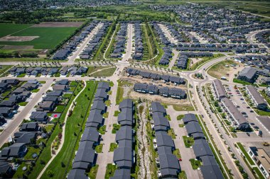Saskatchewanlar 'ın eşsiz şehir planlarını ve doğal güzelliklerini gözler önüne sererek Saskatoon' daki Evergreen mahallesine göz alıcı kuş bakışı bakış açısı kazandırıyor..