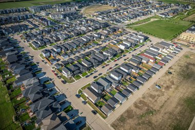 Saskatchewanlar 'ın eşsiz şehir planlarını ve doğal güzelliklerini gözler önüne sererek Saskatoon' daki Evergreen mahallesine göz alıcı kuş bakışı bakış açısı kazandırıyor..