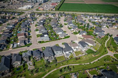 Willowgrove 'un yükseltilmiş panoraması, modern estetik gösterileri... yemyeşil, zengin Saskatoonlar' ın banliyö güzelliği ile iç içe geçmiş.