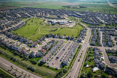 Willowgrove 'un yükseltilmiş panoraması, modern estetik gösterileri... yemyeşil, zengin Saskatoonlar' ın banliyö güzelliği ile iç içe geçmiş.