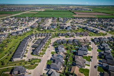 Willowgrove 'un yükseltilmiş panoraması, modern estetik gösterileri... yemyeşil, zengin Saskatoonlar' ın banliyö güzelliği ile iç içe geçmiş.