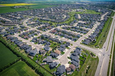 Willowgrove 'un yükseltilmiş panoraması, modern estetik gösterileri... yemyeşil, zengin Saskatoonlar' ın banliyö güzelliği ile iç içe geçmiş.