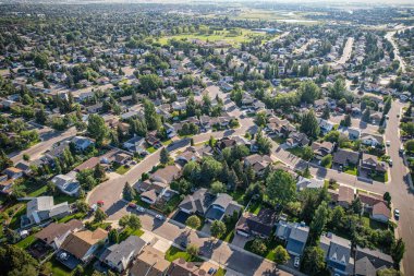 Saskatoon 'da Lakeview üzerinde süzülen bu kuş bakışı görüntüler mahalleleri, sakin suları, yeşil parkları ve Saskatchewan' ın dingin ritmini büyütür.