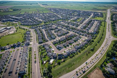 Willowgrove 'un yükseltilmiş panoraması, modern estetik gösterileri... yemyeşil, zengin Saskatoonlar' ın banliyö güzelliği ile iç içe geçmiş.