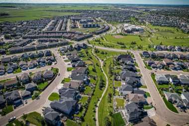 Willowgrove 'un yükseltilmiş panoraması, modern estetik gösterileri... yemyeşil, zengin Saskatoonlar' ın banliyö güzelliği ile iç içe geçmiş.