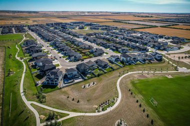 Saskatchewanlar 'ın eşsiz şehir planlarını ve doğal güzelliklerini gözler önüne sererek Saskatoon' daki Evergreen mahallesine göz alıcı kuş bakışı bakış açısı kazandırıyor..