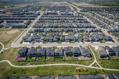 Saskatchewanlar 'ın eşsiz şehir planlarını ve doğal güzelliklerini gözler önüne sererek Saskatoon' daki Evergreen mahallesine göz alıcı kuş bakışı bakış açısı kazandırıyor..