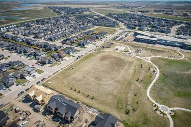 Saskatchewanlar 'ın eşsiz şehir planlarını ve doğal güzelliklerini gözler önüne sererek Saskatoon' daki Evergreen mahallesine göz alıcı kuş bakışı bakış açısı kazandırıyor..