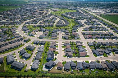 Willowgrove 'un yükseltilmiş panoraması, modern estetik gösterileri... yemyeşil, zengin Saskatoonlar' ın banliyö güzelliği ile iç içe geçmiş.