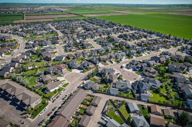 Willowgrove 'un yükseltilmiş panoraması, modern estetik gösterileri... yemyeşil, zengin Saskatoonlar' ın banliyö güzelliği ile iç içe geçmiş.