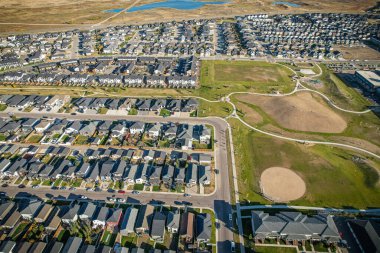 Saskatchewanlar 'ın eşsiz şehir planlarını ve doğal güzelliklerini gözler önüne sererek Saskatoon' daki Evergreen mahallesine göz alıcı kuş bakışı bakış açısı kazandırıyor..