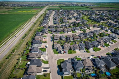 Willowgrove 'un yükseltilmiş panoraması, modern estetik gösterileri... yemyeşil, zengin Saskatoonlar' ın banliyö güzelliği ile iç içe geçmiş.