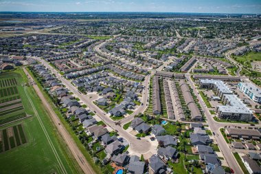 Willowgrove 'un yükseltilmiş panoraması, modern estetik gösterileri... yemyeşil, zengin Saskatoonlar' ın banliyö güzelliği ile iç içe geçmiş.