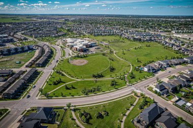 Willowgrove 'un yükseltilmiş panoraması, modern estetik gösterileri... yemyeşil, zengin Saskatoonlar' ın banliyö güzelliği ile iç içe geçmiş.