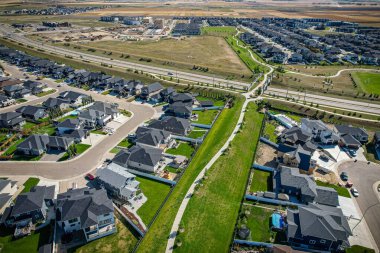 Saskatchewanlar 'ın eşsiz şehir planlarını ve doğal güzelliklerini gözler önüne sererek Saskatoon' daki Evergreen mahallesine göz alıcı kuş bakışı bakış açısı kazandırıyor..