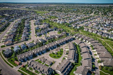 Willowgrove 'un yükseltilmiş panoraması, modern estetik gösterileri... yemyeşil, zengin Saskatoonlar' ın banliyö güzelliği ile iç içe geçmiş.