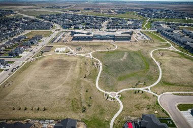 Saskatchewanlar 'ın eşsiz şehir planlarını ve doğal güzelliklerini gözler önüne sererek Saskatoon' daki Evergreen mahallesine göz alıcı kuş bakışı bakış açısı kazandırıyor..