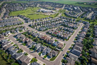 Willowgrove 'un yükseltilmiş panoraması, modern estetik gösterileri... yemyeşil, zengin Saskatoonlar' ın banliyö güzelliği ile iç içe geçmiş.
