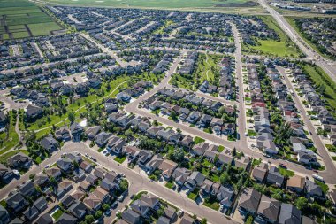 Willowgrove 'un yükseltilmiş panoraması, modern estetik gösterileri... yemyeşil, zengin Saskatoonlar' ın banliyö güzelliği ile iç içe geçmiş.