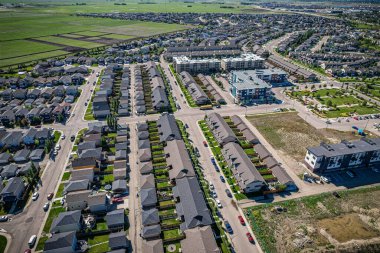 Willowgrove 'un yükseltilmiş panoraması, modern estetik gösterileri... yemyeşil, zengin Saskatoonlar' ın banliyö güzelliği ile iç içe geçmiş.