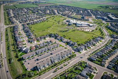Willowgrove 'un yükseltilmiş panoraması, modern estetik gösterileri... yemyeşil, zengin Saskatoonlar' ın banliyö güzelliği ile iç içe geçmiş.