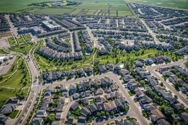 Willowgrove 'un yükseltilmiş panoraması, modern estetik gösterileri... yemyeşil, zengin Saskatoonlar' ın banliyö güzelliği ile iç içe geçmiş.