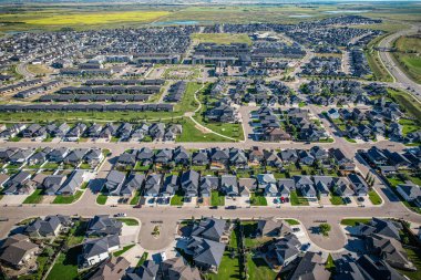 Willowgrove 'un yükseltilmiş panoraması, modern estetik gösterileri... yemyeşil, zengin Saskatoonlar' ın banliyö güzelliği ile iç içe geçmiş.