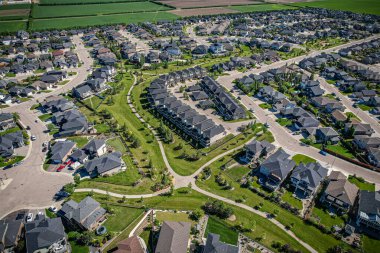 Willowgrove 'un yükseltilmiş panoraması, modern estetik gösterileri... yemyeşil, zengin Saskatoonlar' ın banliyö güzelliği ile iç içe geçmiş.