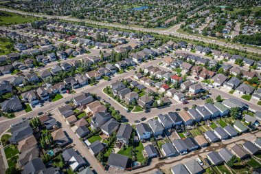 Willowgrove 'un yükseltilmiş panoraması, modern estetik gösterileri... yemyeşil, zengin Saskatoonlar' ın banliyö güzelliği ile iç içe geçmiş.