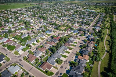 Saskatoon 'daki Silverspring üzerindeki hava yolculuğu, banliyö yaşamının ahenkli bir karışımını, yeşil alanları ve Saskatchewans arazilerinin belirgin cazibesini gözler önüne seriyor..