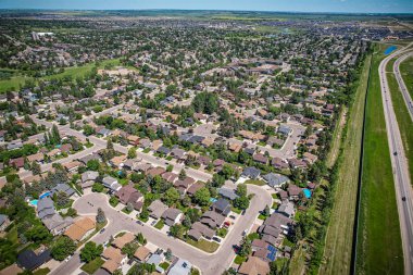 Saskatoon 'da Lakeview üzerinde süzülen bu kuş bakışı görüntüler mahalleleri, sakin suları, yeşil parkları ve Saskatchewan' ın dingin ritmini büyütür.
