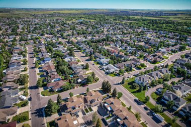 Saskatoon 'daki Silverspring üzerindeki hava yolculuğu, banliyö yaşamının ahenkli bir karışımını, yeşil alanları ve Saskatchewans arazilerinin belirgin cazibesini gözler önüne seriyor..