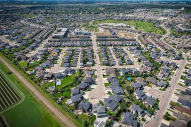 Willowgrove 'un yükseltilmiş panoraması, modern estetik gösterileri... yemyeşil, zengin Saskatoonlar' ın banliyö güzelliği ile iç içe geçmiş.