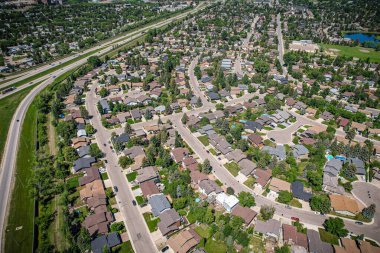 Saskatoon 'da Lakeview üzerinde süzülen bu kuş bakışı görüntüler mahalleleri, sakin suları, yeşil parkları ve Saskatchewan' ın dingin ritmini büyütür.