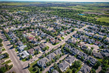 Saskatoon 'daki Silverspring üzerindeki hava yolculuğu, banliyö yaşamının ahenkli bir karışımını, yeşil alanları ve Saskatchewans arazilerinin belirgin cazibesini gözler önüne seriyor..