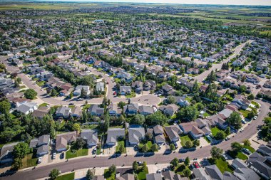 Saskatoon 'daki Silverspring üzerindeki hava yolculuğu, banliyö yaşamının ahenkli bir karışımını, yeşil alanları ve Saskatchewans arazilerinin belirgin cazibesini gözler önüne seriyor..