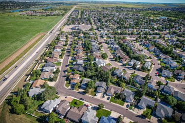 Saskatoon 'daki Silverspring üzerindeki hava yolculuğu, banliyö yaşamının ahenkli bir karışımını, yeşil alanları ve Saskatchewans arazilerinin belirgin cazibesini gözler önüne seriyor..