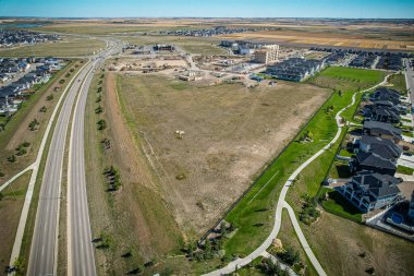 Saskatchewanlar 'ın eşsiz şehir planlarını ve doğal güzelliklerini gözler önüne sererek Saskatoon' daki Evergreen mahallesine göz alıcı kuş bakışı bakış açısı kazandırıyor..