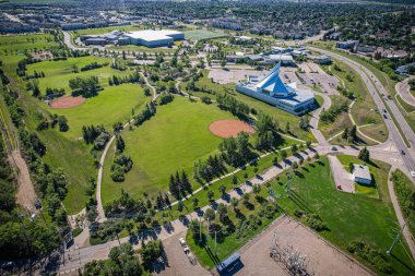 Saskatoon 'daki Silverspring üzerindeki hava yolculuğu, banliyö yaşamının ahenkli bir karışımını, yeşil alanları ve Saskatchewans arazilerinin belirgin cazibesini gözler önüne seriyor..