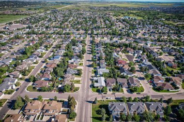 Saskatoon 'daki Silverspring üzerindeki hava yolculuğu, banliyö yaşamının ahenkli bir karışımını, yeşil alanları ve Saskatchewans arazilerinin belirgin cazibesini gözler önüne seriyor..