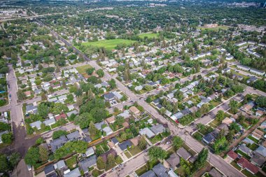 Saskatchewanlar 'ın eşsiz şehir planlarını ve doğal güzelliklerini gözler önüne sererek Saskatoon' daki Evergreen mahallesine göz alıcı kuş bakışı bakış açısı kazandırıyor..