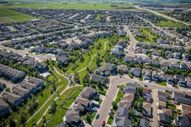 Willowgrove 'un yükseltilmiş panoraması, modern estetik gösterileri... yemyeşil, zengin Saskatoonlar' ın banliyö güzelliği ile iç içe geçmiş.